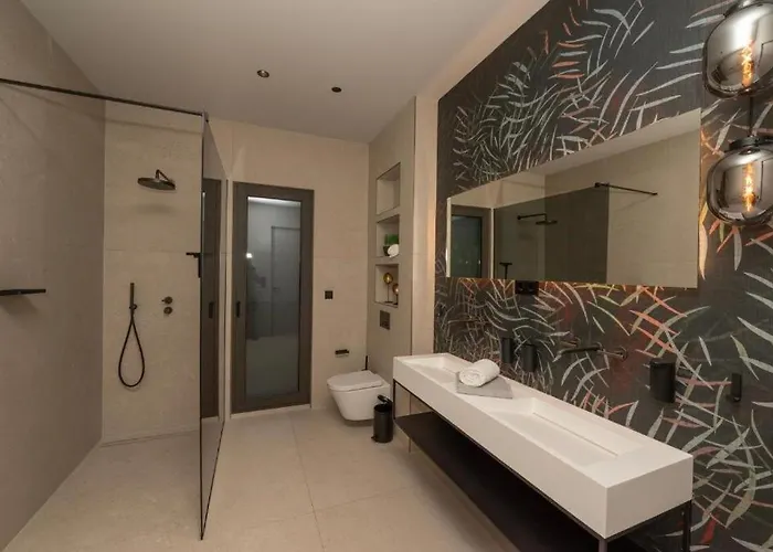 Luxury Beachfront Malia With Pool And Jacuzzi In Seget Donji -