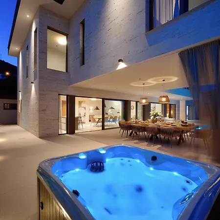Beachfront Malia Near With Heated Pool & Jacuzzi 别墅