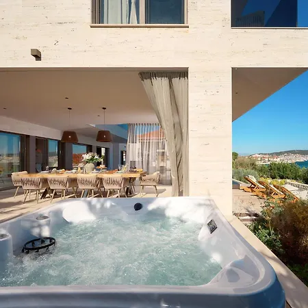 Beachfront Malia Near With Heated Pool & Jacuzzi 特罗吉尔