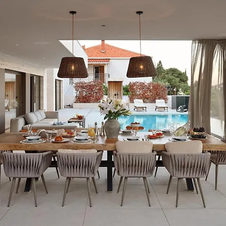 Βίλα Beachfront Malia Near With Heated Pool & Jacuzzi