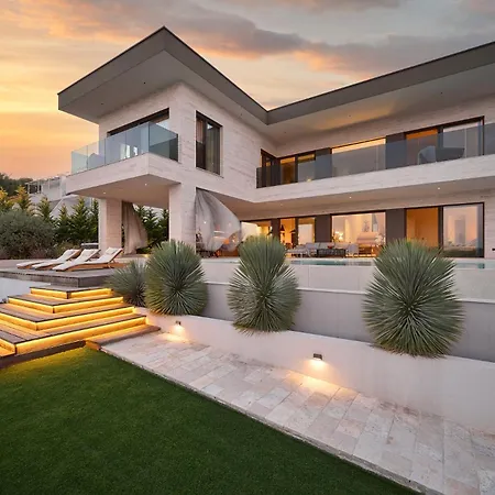 Βίλα Beachfront Malia Near With Heated Pool & Jacuzzi