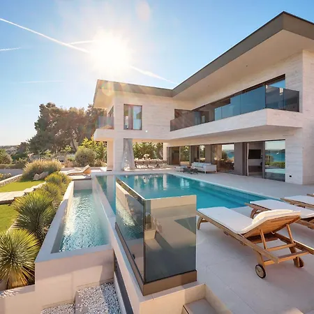 Βίλα Beachfront Malia Near With Heated Pool & Jacuzzi