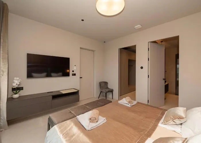 Luxury Beachfront Malia With Pool And Jacuzzi In Seget Donji - Traù