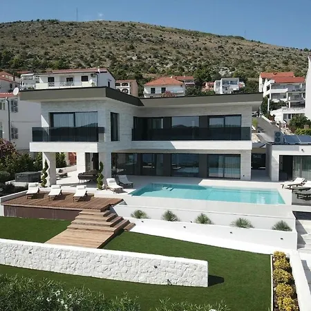 Beachfront Malia Near With Heated Pool & Jacuzzi *