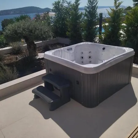 Beachfront Malia Near With Heated Pool & Jacuzzi 트로기르