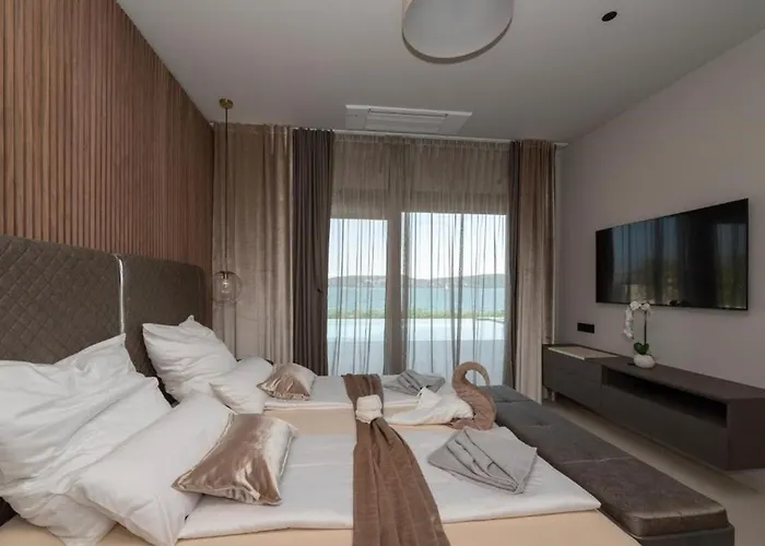 Beachfront Malia Near With Heated Pool & Jacuzzi 빌라 트로기르