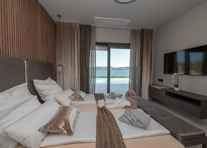 Beachfront Malia Near With Heated Pool & Jacuzzi 트로기르